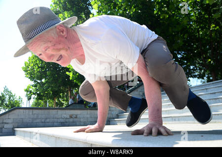 Il 79-anno-vecchio uomo cinese Zhang Zhuofu non salto squat in un parco nella città di Xuchang, centrale cinese della provincia di Henan, 17 giugno 2016. Un uomo anziano in cen Foto Stock