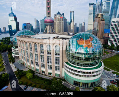 Vista aerea del Fiume Huangpu e il Quartiere Finanziario di Lujiazui con la Oriental Pearl TV Tower, Shanghai International Convention Center e altri Foto Stock