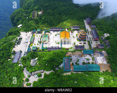 Vista aerea del tempio Tianmenshan sulla montagna Tianmen (o Tianmenshan Montagna) dopo le piogge di Zhangjiajie National Forest Park di Zhangjiajie Foto Stock