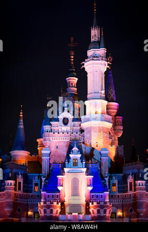 Vista del castello illuminato in Shanghai Disneyland a Shanghai la Disney Resort per celebrare la Giornata dei bambini al calar della sera a Pudong, Shangh Foto Stock