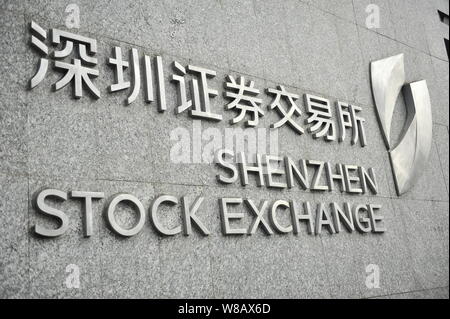 --FILE--Vista di un cartello di Shenzhen Stock Exchange presso la sua sede centrale nella città di Shenzhen, Cina del sud della provincia di Guangdong, 19 gennaio 2016. Il Glob Foto Stock