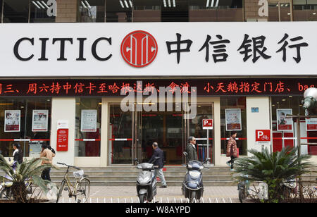 --FILE--pedoni a piedi passato un ramo della Cina CITIC Bank nella città di Kunming, a sud-ovest della Cina di provincia di Yunnan, 28 marzo 2016. China CITIC Bank Corp L Foto Stock