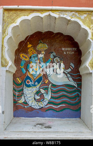 28 ott 2004 Matsyavtar o pesce prima incarnazione del signore Vishnu colorfully dipinta sulla parete di Vishnu Narayan tempio alla sommità di Parvati ; Pune Mahara ; Foto Stock