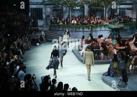 Visualizzazione modelli nuove creazioni al Chanel 'Parigi a Roma' 2015/16 collezione fashion show a Pechino, in Cina, il 31 maggio 2016. Foto Stock