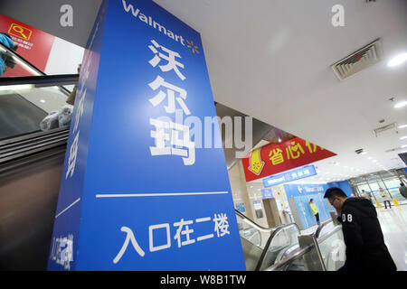 --FILE--i clienti cinesi andare a fare shopping in un supermercato della Walmart (Wal-Mart) in Cina a Shanghai, 18 gennaio 2016. Ministro cinese del Commercio ha ri Foto Stock