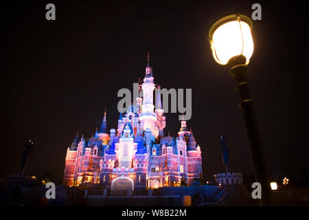 Vista del castello illuminato in Shanghai Disneyland a Shanghai la Disney Resort per celebrare la Giornata dei bambini al calar della sera a Pudong, Shangh Foto Stock