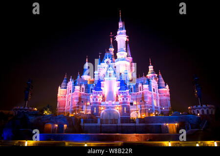 Vista del castello illuminato in Shanghai Disneyland a Shanghai la Disney Resort per celebrare la Giornata dei bambini al calar della sera a Pudong, Shangh Foto Stock