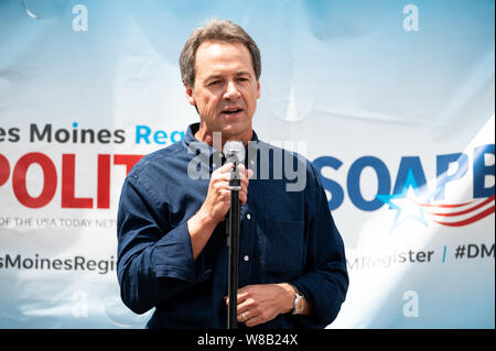 Steve Bullock (D), il governatore del Montana, parlando sul Soapbox alla Iowa State Fair di Des Moines, Iowa il 8 agosto 2019. Foto Stock