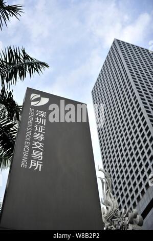 --FILE--Vista di un cartello di Shenzhen Stock Exchange presso la sua sede centrale nella città di Shenzhen, Cina del sud della provincia di Guangdong, 19 gennaio 2016. Il Glob Foto Stock