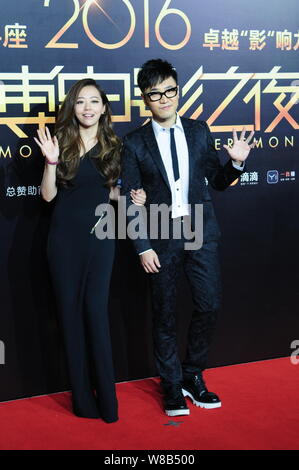 Cantante cinese Zhang Liangying, sinistro e il suo fidanzato Feng Ke arrivano sul tappeto rosso per il 2016 Weibo Movie Awards Ceremony in Cina a Shanghai, Foto Stock