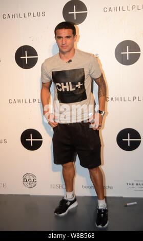 Australian Football Star Tim Cahill pone ad una sfilata di moda del proprio marchio di moda Cahillplus in Cina a Shanghai, 20 giugno 2016. Foto Stock
