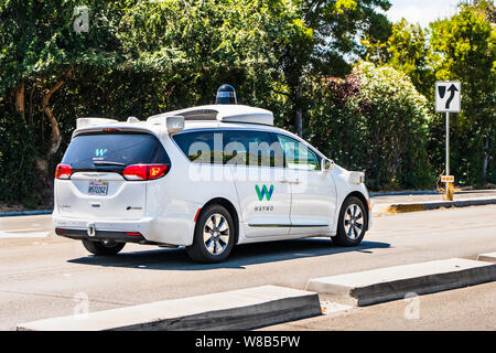 Agosto 8, 2019 Palo Alto / CA / STATI UNITI D'AMERICA - Waymo auto auto pilotaggio effettuando test su di una strada nella Silicon Valley; Waymo, filiale di alfabeto (e Goog Foto Stock