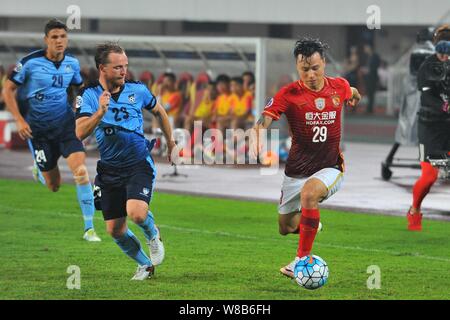 Gao Lin della Cina in Guangzhou Evergrande, destra dribbling contro Rhyan Grant dell'Australia Sydney FC, centro nel loro gruppo H corrispondere durante il 2016 Foto Stock