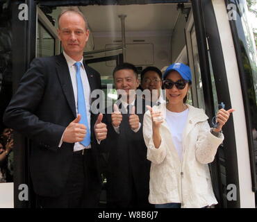 Malaysian attrice Michelle Yeoh, destra pone su un autobus a celle a combustibile durante un evento per promuovere il di autobus a celle a combustibile come una delle Nazioni Unite per lo sviluppo Programm Foto Stock