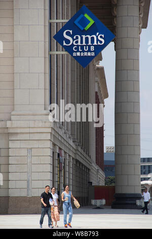 --FILE--pedoni camminare davanti a un supermercato della Sam's Club di Wal-Mart in Changzhou city, est cinese della provincia di Jiangsu, 10 settembre 2015. Wal-Mart' Foto Stock