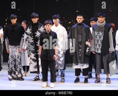 Visualizzazione modelli nuove creazioni durante la fase di apertura la sfilata di moda della Cina Graduate Fashion Week 2016 a Pechino, in Cina, il 14 maggio 2016. Foto Stock