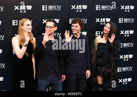 (Da sinistra) Inglese attrice Sophie Turner, direttore americano Bryan Singer, attore Evan Peters e cantante cinese Tan Weiwei arriva per un evento di premiere Foto Stock