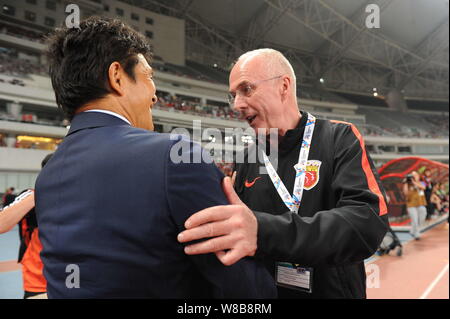 Head Coach Sven-Goran Eriksson di cinese di Shanghai SIPG, destra, interagisce con head coach Hiroshi Jofuku del Giappone del FC Tokyo durante il primo semestre del Foto Stock