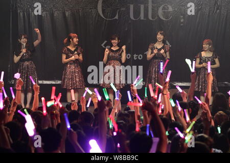 Membri del idol giapponese ragazza gruppo C-ute, noto anche come carino, effettuare al loro concerto a Hong Kong, Cina, 21 maggio 2016. Foto Stock