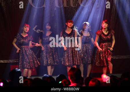 Membri del idol giapponese ragazza gruppo C-ute, noto anche come carino, effettuare al loro concerto a Hong Kong, Cina, 21 maggio 2016. Foto Stock