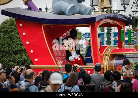 Un animatore vestito in costume di Mickey Mouse onde ai visitatori durante la sfilata di un corteo in Shanghai Disneyland a Shanghai la Disney Resort in PU Foto Stock