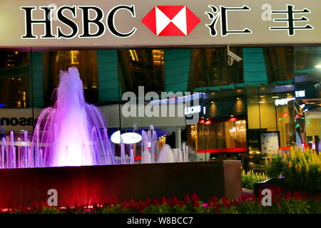 --FILE--vista notturna di una filiale della banca HSBC in Citta' di Guangzhou, Cina del sud della provincia di Guangdong, 26 settembre 2015. HSBC il martedì (3 maggio 2016) ha detto il suo Foto Stock