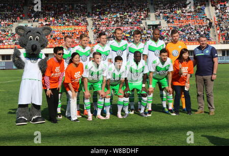 I giocatori della formazione iniziale di VfL Wolfsburg posano per le foto prima della loro soccer amichevole contro Changchun Yatai in Changchun city, nordest mento Foto Stock