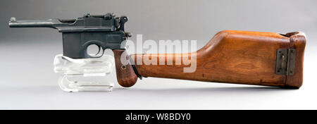 Antiquariato broomhandle tedesco pistola realizzata intorno al 1926 con annessa la spalla legno stock. Foto Stock