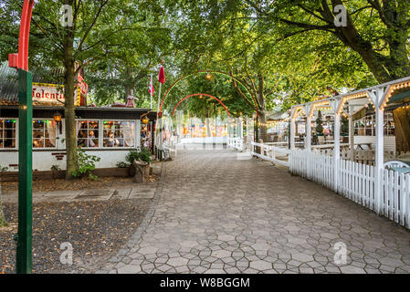 Ristoranti sotto gli alberi del parco divertimenti Bakken,, Copenaghen, 7 Agosto 2019 Foto Stock