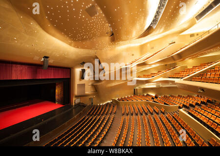 Vista interna del Guangzhou Opera House progettata da Iraqi-British architetto Zaha Hadid nella città di Guangzhou, Cina del sud della provincia di Guangdong, 16 maggio Foto Stock