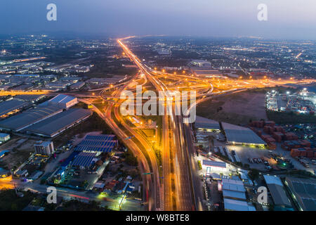 Vista aerea e vista dall'alto traffico di superstrade, autostrade e strade di notte e al crepuscolo in città. Foto Stock