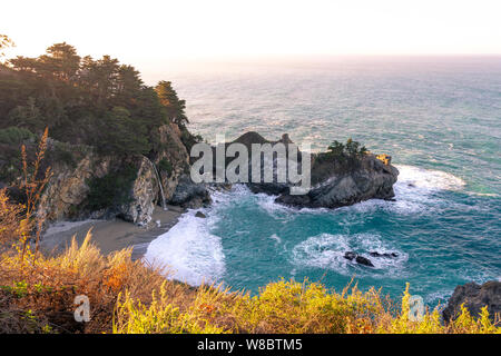 La prima mattina di lavaggio di luce oltre la collina scogliere a McWay rientra la creazione di una scena da sogno. Foto Stock