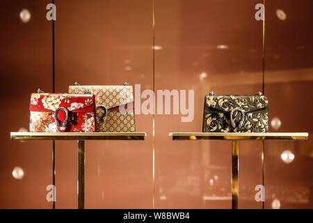 --FILE--borsette sono presentati presso una boutique alla moda di Gucci nella città di Hefei, Cina orientale della provincia di Anhui, 11 dicembre 2015. Gucci è chiedendo a Hong Kong Foto Stock