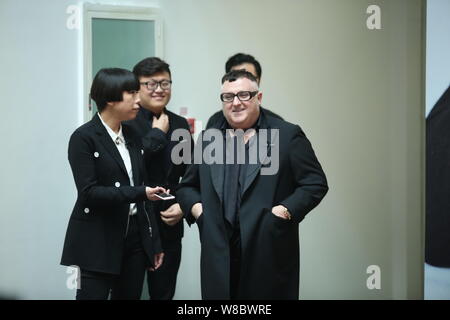 Alber Elbaz, destra, ex stilista di moda di Parigi della casa di moda di Lanvin, colloqui con i cinesi giornalista di moda Angelica Cheung, sinistra, editor-in-chie Foto Stock