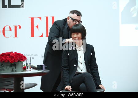 Alber Elbaz, sinistra, ex stilista di moda di Parigi della casa di moda di Lanvin, mette su una collana su cinese giornalista di moda Angelica Cheung, editor-in- Foto Stock