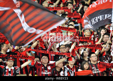 --FILE--fan cinesi tenere banner per mostrare il supporto per AC Milano in una partita di calcio tra il Milan e il Real Madrid durante il 2015 International C Foto Stock