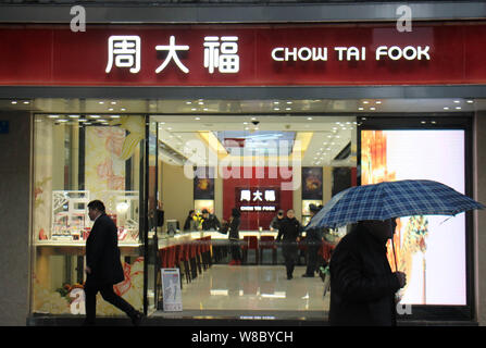 --FILE--pedoni a piedi passato un negozio gioielli di Chow Tai Fook a Chongqing Cina, 15 dicembre 2015. Chow Tai Fook imprese, grandi sharehold Foto Stock