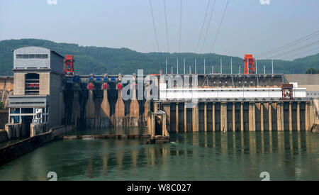 --FILE - Una vista della diga a Jinghong stazione idroelettrica sul fiume Lancang, la parte cinese del fiume Mekong, a Jinghong city, Xishuangban Foto Stock