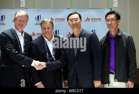 (Da sinistra) Mondo Rugby Presidente Bernard Lapasset, Rugby mondiale CEO Brett Gosper e CEO Alisports Zhang Dazhong pongono in occasione di una conferenza stampa per il coo Foto Stock