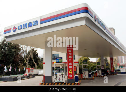 --FILE--Vista di una stazione di rifornimento di CNOOC (China National Offshore Oil Corporation) nella città di Changzhou, est cinese della provincia di Jiangsu, 20 marzo 2016. Th Foto Stock
