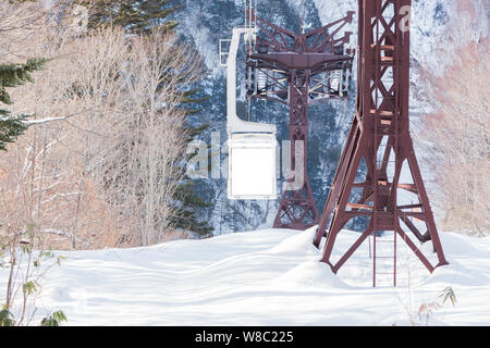 Funivia Shinhotaka, stazione della funivia, Takayama Gifu, Giappone. consente ai visitatori di prendere in viste spettacolari come il cristallo-chiaro cielo blu in una grande padella Foto Stock