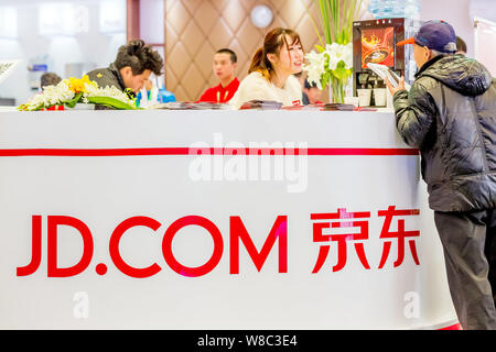 --FILE--un dipendente colloqui con un visitatore presso lo stand di cinesi rivenditore online JD.com durante l'apparecchio & Electronics World Expo 2016 AWE (2016) Foto Stock