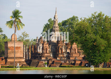 Rovine dell antico tempio buddista Wat Mahathat in il parco storico di Sukhothai. Della Thailandia Foto Stock