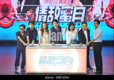 Attrice cinese Zhang Yuqi, la terza a sinistra, il sud coreano attore Kwon Sang-woo, centro, attrice cinese Shi Yufei, la terza a destra e attore Taiwanese Wallace Foto Stock