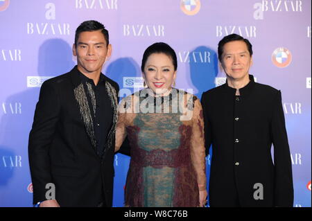 Charles Heung Wah-Keung, destra, Presidente della China Star Entertainment Ltd, sua moglie Tiffany Ming-Yin Chen, centro, e il figlio di Jacky Heung Cho pongono durante Foto Stock