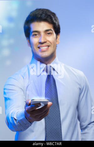 Uomo d'affari che utilizza uno smartphone e luci che lo streaming da esso Foto Stock