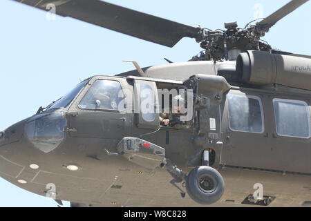 Un UH-60 Blackhawk elicottero si prepara a terra al fine di fornire supporto per il trasporto per una consulenza e assistenza mission 4 Agosto nel sud-est dell'Afghanistan. Elementi della prima divisione corazzata presso la sede centrale distribuito nei mesi di Luglio e Agosto al di fuori del Fort Bliss, Texas per il funzionamento del supporto di risoluzione e la libertà Sentinel a sostegno della nostra popolazione afghana e i partner della coalizione. La risoluta supporto è nato-led, non-missione di combattimento a treno, consigliare e assistere la nazionale afghana delle Forze di Difesa e Sicurezza (ANDSF). Foto Stock