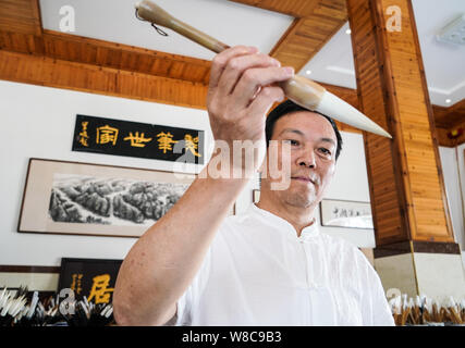 (190809) -- NANCHANG, e il Agosto 9, 2019 (Xinhua) -- pennarello artigiano Zhou Pengcheng controlla un pennarello presso la sua officina in Wengang township di Jinxian County, Cina orientale della provincia di Jiangxi, e il Agosto 8, 2019. Zhou Pengcheng, un 65-anno-vecchio pennarello artigiano in Wengang Township notare come " Il capitale di pennarello in Cina", si dedica a pennarello rendendo fin dall età di 8. Come l'erede di abilità tradizionali di fabbricazione di spazzola Wengang penna, un patrimonio culturale immateriale della Cina dell'est della provincia di Jiangxi, Zhou non soltanto ereditato le tecniche tradizionali ma anche innovativi metodi o Foto Stock