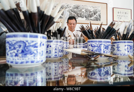 (190809) -- NANCHANG, e il Agosto 9, 2019 (Xinhua) -- pennarello artigiano Zhou Pengcheng organizza le penne spazzola presso la sua officina in Wengang township di Jinxian County, Cina orientale della provincia di Jiangxi, e il Agosto 8, 2019. Zhou Pengcheng, un 65-anno-vecchio pennarello artigiano in Wengang Township notare come " Il capitale di pennarello in Cina", si dedica a pennarello rendendo fin dall età di 8. Come l'erede di abilità tradizionali di fabbricazione di spazzola Wengang penna, un patrimonio culturale immateriale della Cina dell'est della provincia di Jiangxi, Zhou non soltanto ereditato le tecniche tradizionali ma anche innovativi metodi Foto Stock