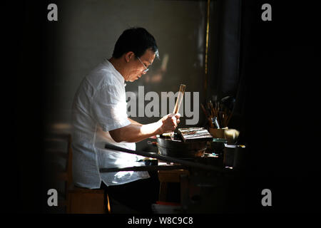 (190809) -- NANCHANG, e il Agosto 9, 2019 (Xinhua) -- pennarello artigiano Zhou Pengcheng lavora presso la sua officina a Wengang township di Jinxian County, Cina orientale della provincia di Jiangxi, e il Agosto 8, 2019. Zhou Pengcheng, un 65-anno-vecchio pennarello artigiano in Wengang Township notare come " Il capitale di pennarello in Cina", si dedica a pennarello rendendo fin dall età di 8. Come l'erede di abilità tradizionali di fabbricazione di spazzola Wengang penna, un patrimonio culturale immateriale della Cina dell'est della provincia di Jiangxi, Zhou non soltanto ereditato le tecniche tradizionali ma anche innovativi metodi di realizzazione di brus Foto Stock